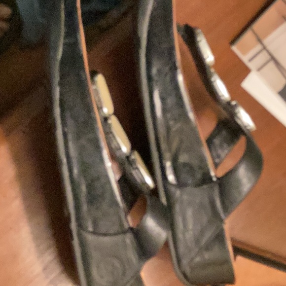 Limited edition fitflops in leather with stone framed in metal - Picture 4 of 7